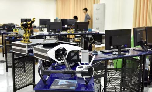 机器人创新实训室.jpg